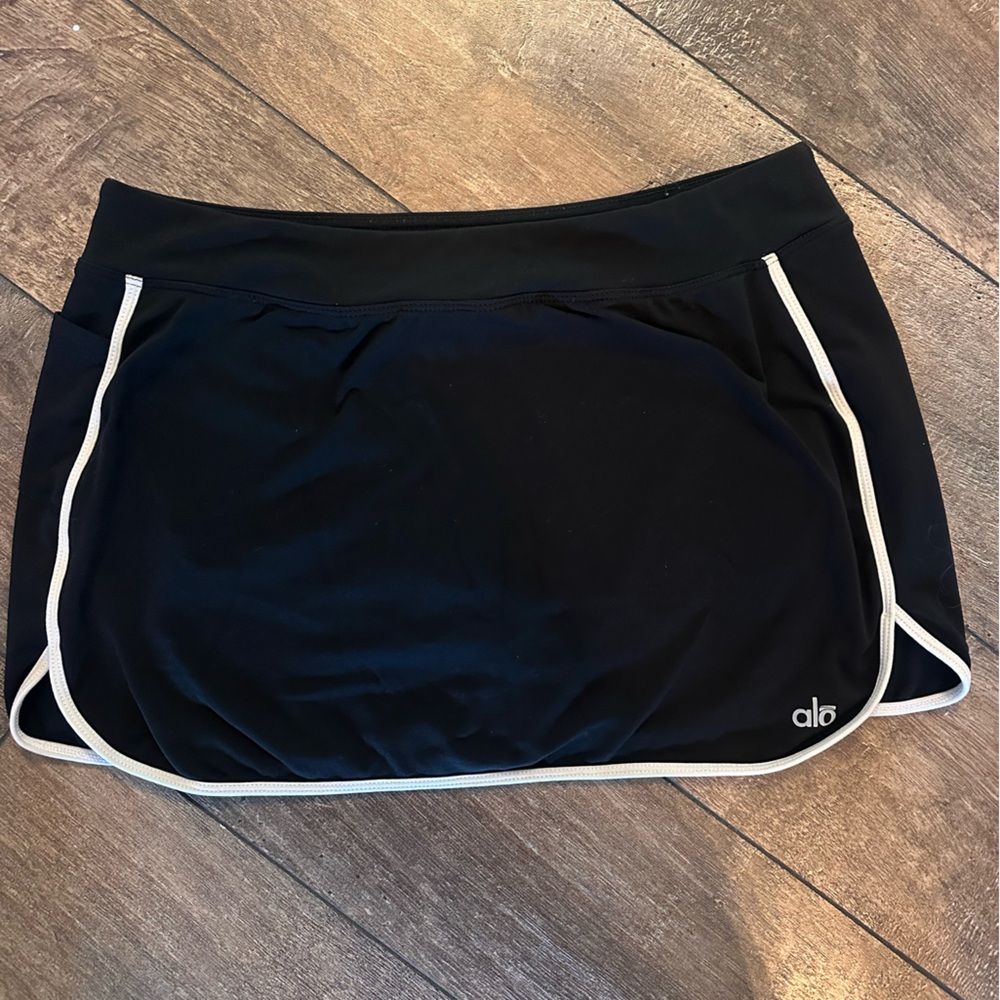 ALO Yoga Black Skort with White Trim